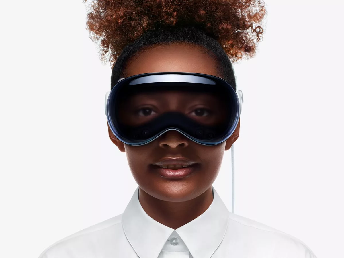 Femme avec lunettes de réalité virtuelle.