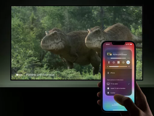 Écran TV affichant dinosaures, smartphone contrôlant la diffusion.