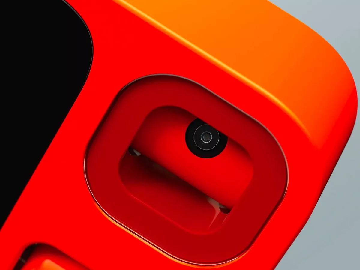 Caméra moderne intégrée dans un appareil orange et rouge.