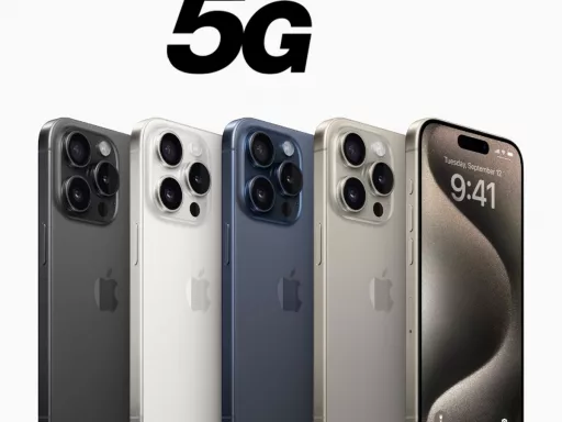 Cinq iPhones 5G en différentes couleurs.