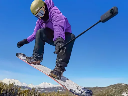 Snowboardeur en action sur piste enneigée.