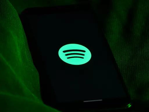 Smartphone avec logo Spotify allumé.