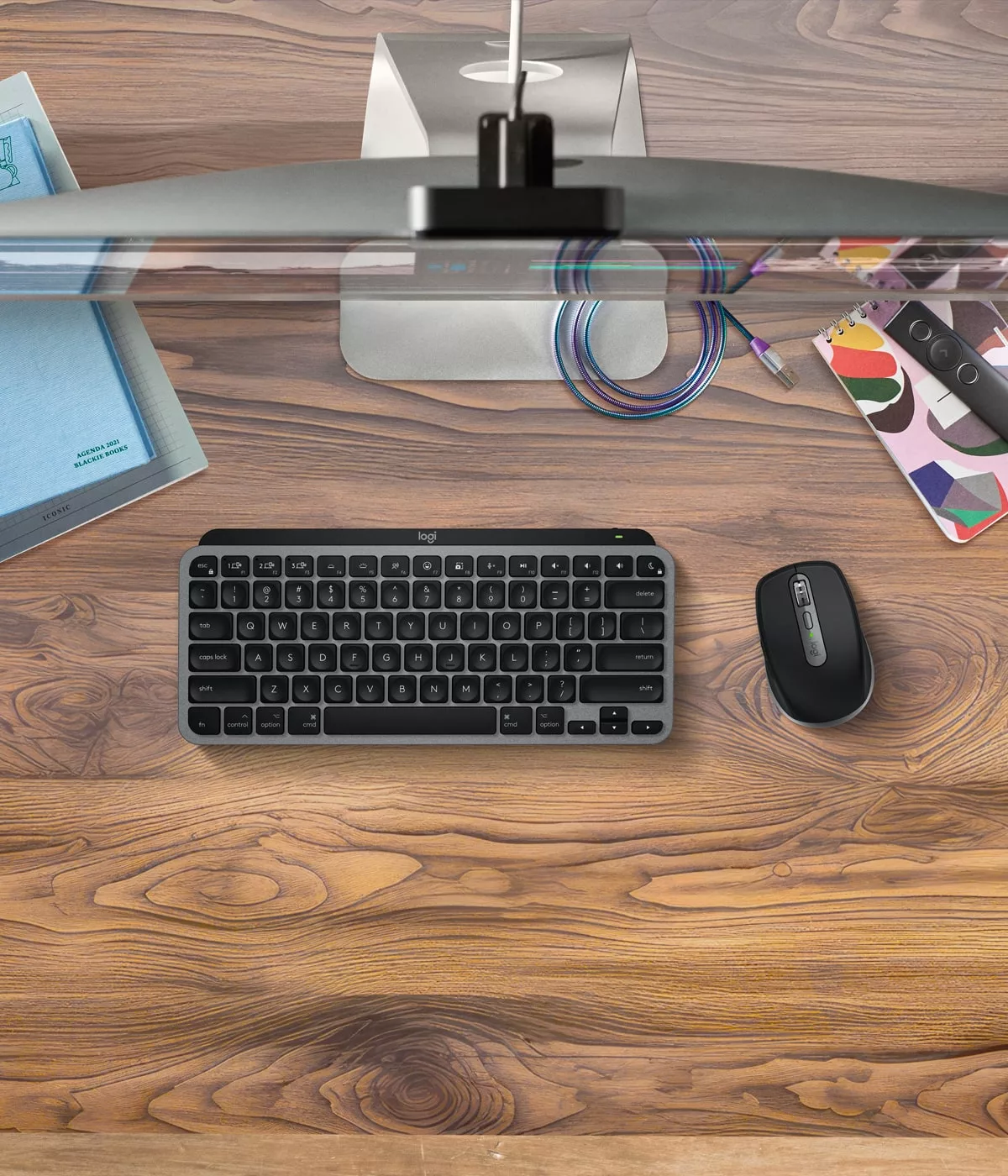 Clavier et souris sur bureau en bois.