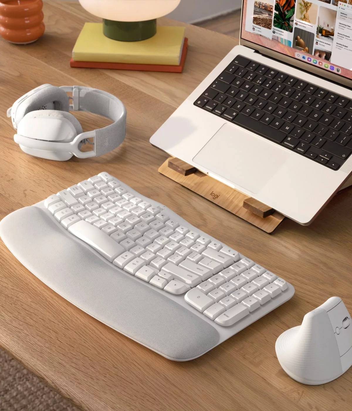 Bureau moderne avec ordinateur portable, clavier et casque.