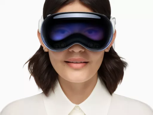 Femme portant un casque de réalité virtuelle moderne.