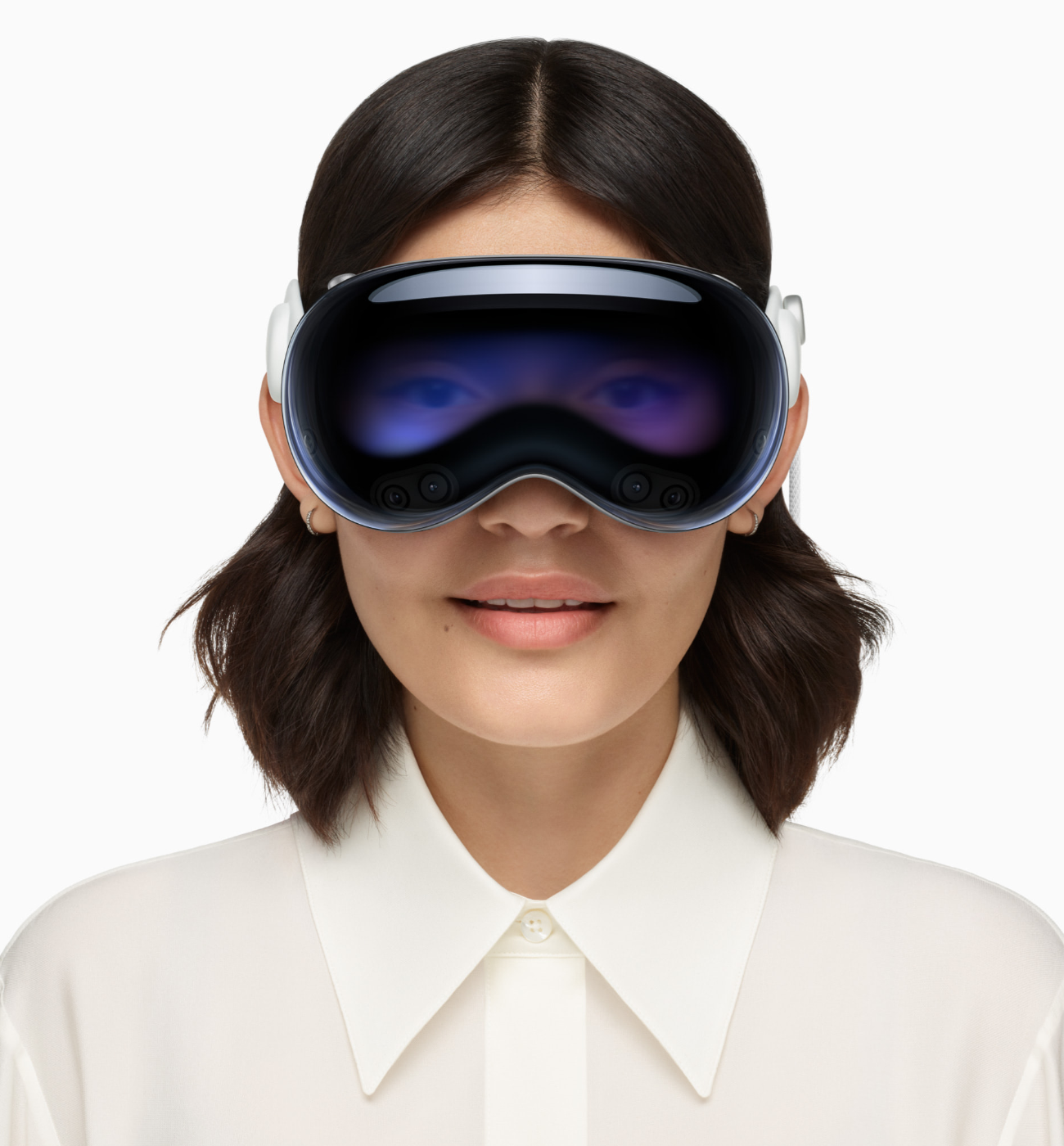 Femme portant un casque de réalité virtuelle moderne.