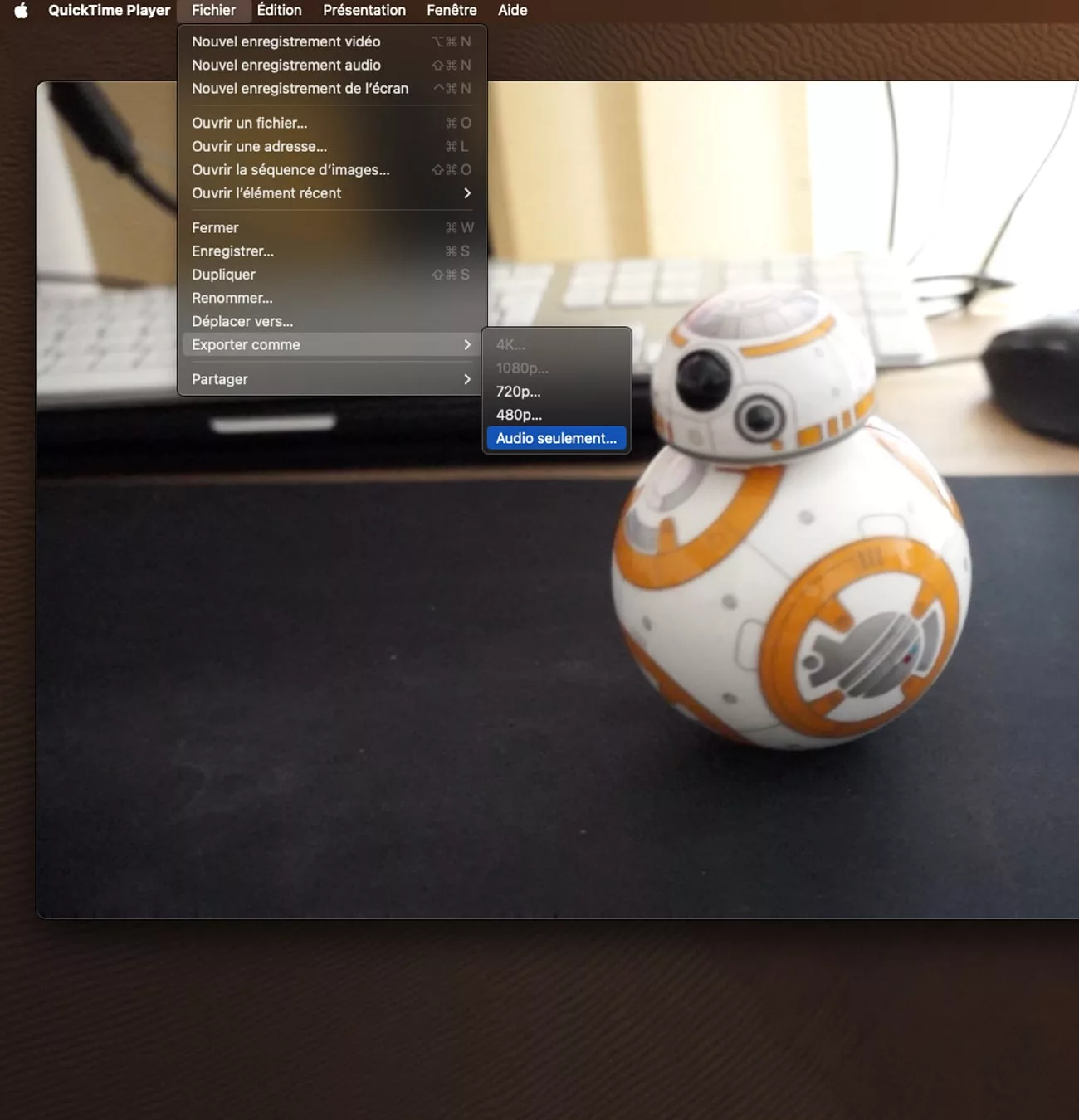 Menu QuickTime Player et BB-8 sur le bureau.