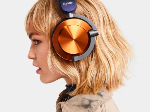 Casque Dyson sur femme blonde.