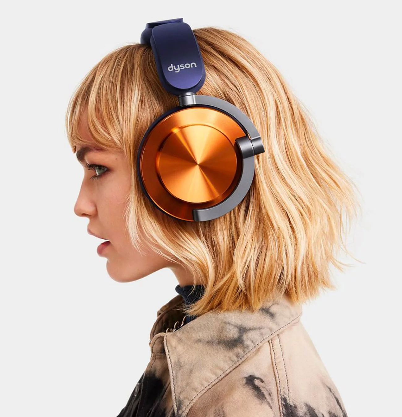 Casque Dyson sur femme blonde.