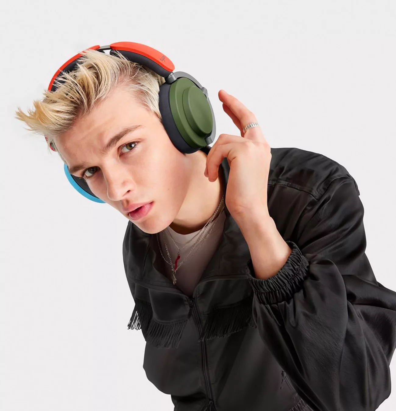 Jeune avec casque audio coloré.