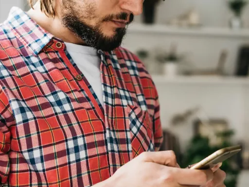 Homme consultant son téléphone