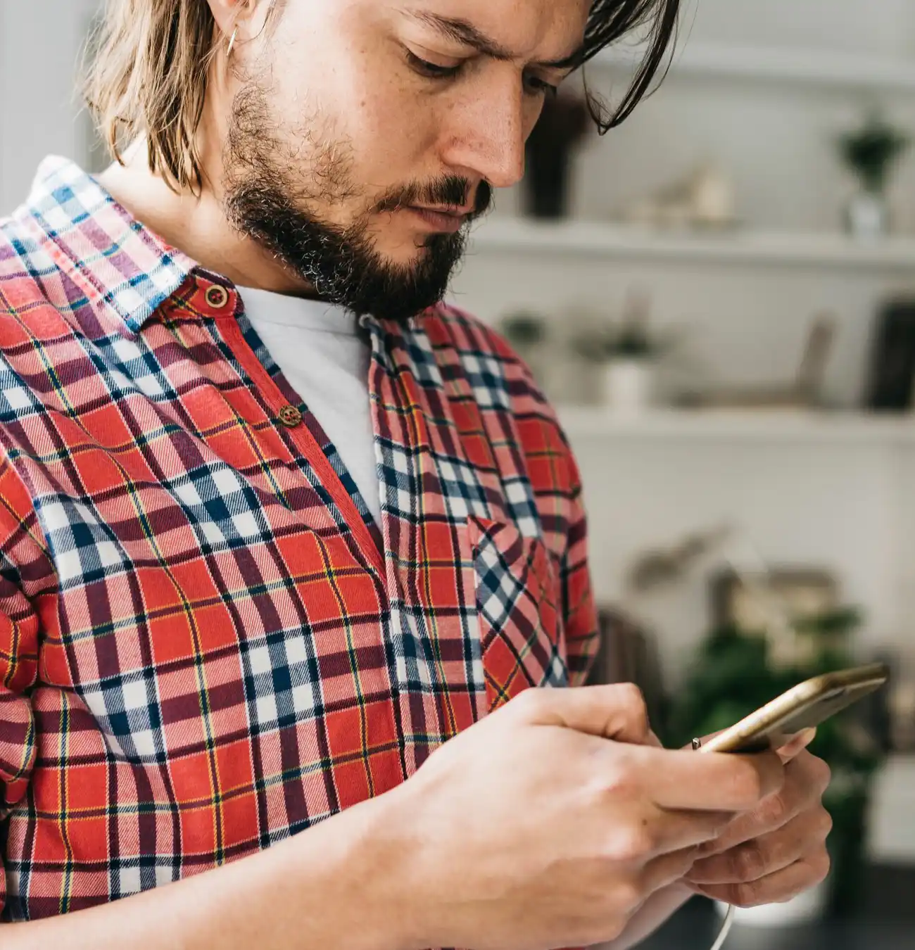 Homme consultant son téléphone