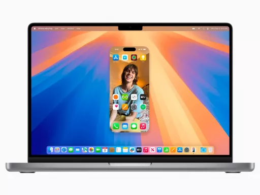 MacBook Pro avec écran de smartphone en miroir