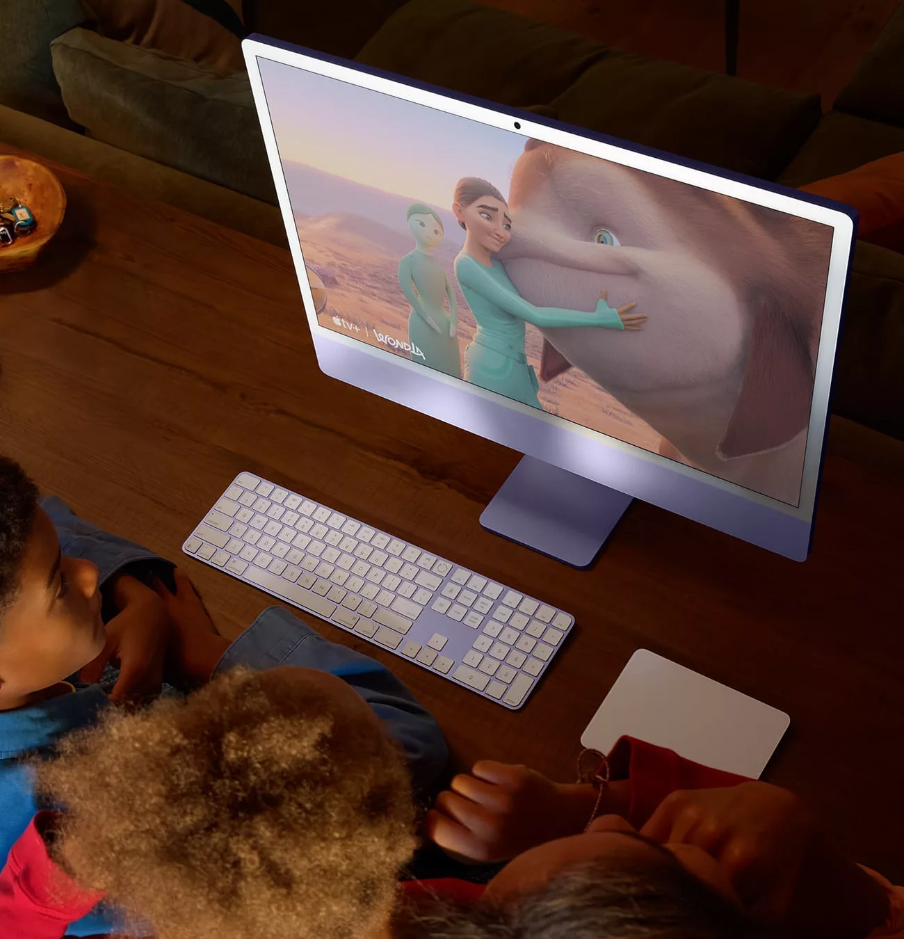 Enfants regardant un film d'animation sur ordinateur.