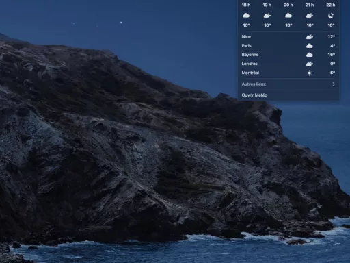 Côte rocheuse sous le ciel étoilé, gadget météo ouvert.
