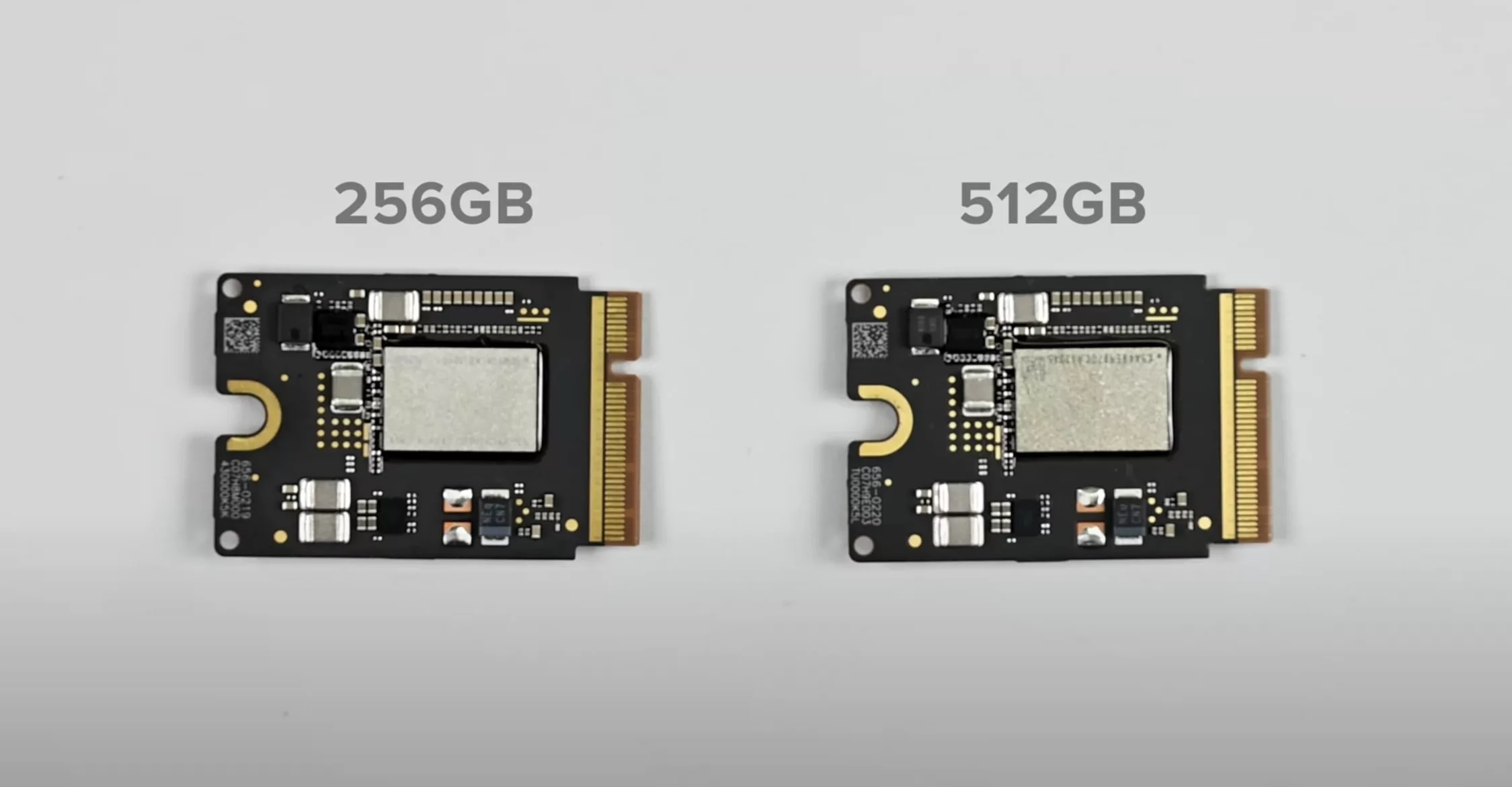 Deux circuits imprimés : 256GB et 512GB.