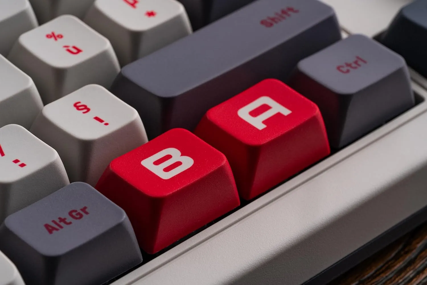 Clavier avec touches rouges B et A.