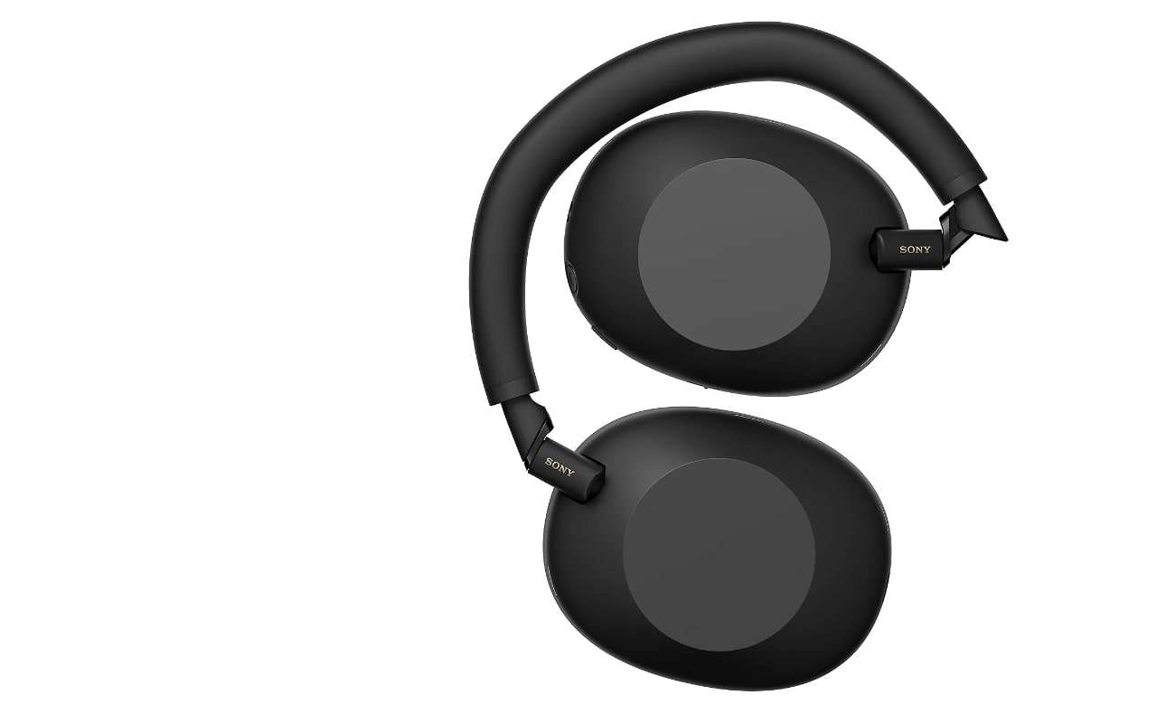 Casque audio noir sur fond blanc.
