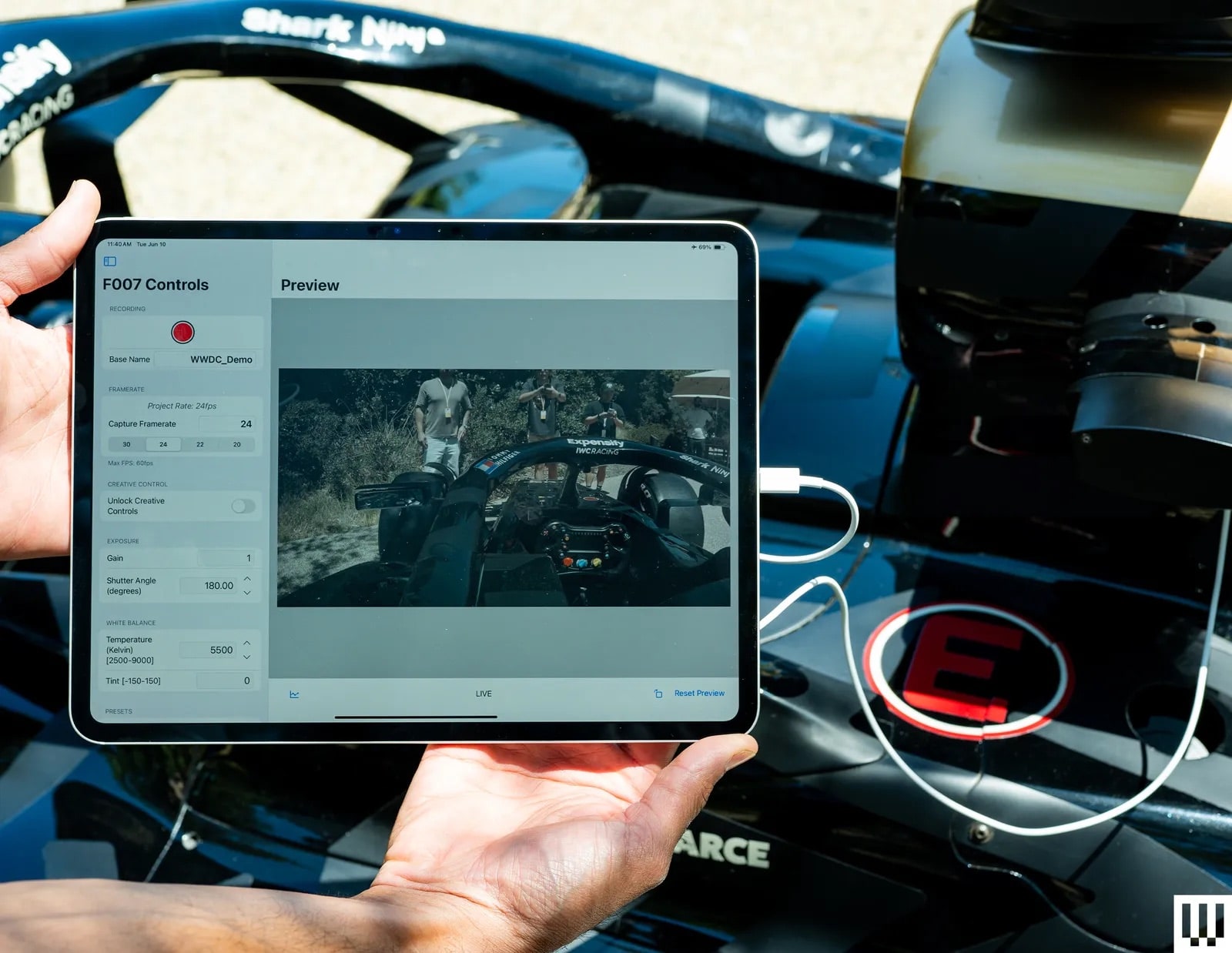 Tablette affichant un contrôle vidéo sur circuit automobile.