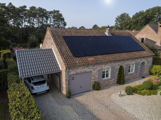 Maison avec panneaux solaires sur le toit.