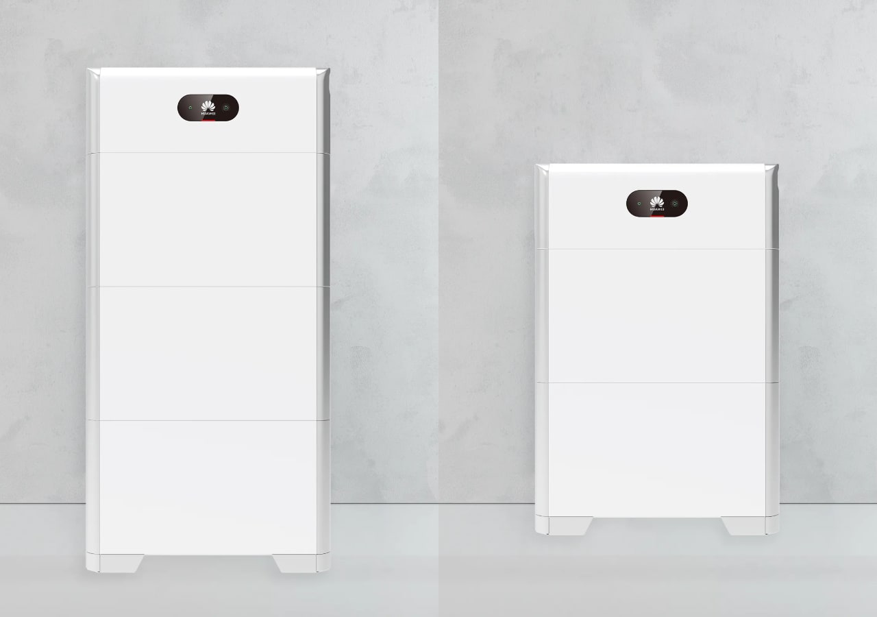 Modules de stockage d'énergie blancs sur mur gris.