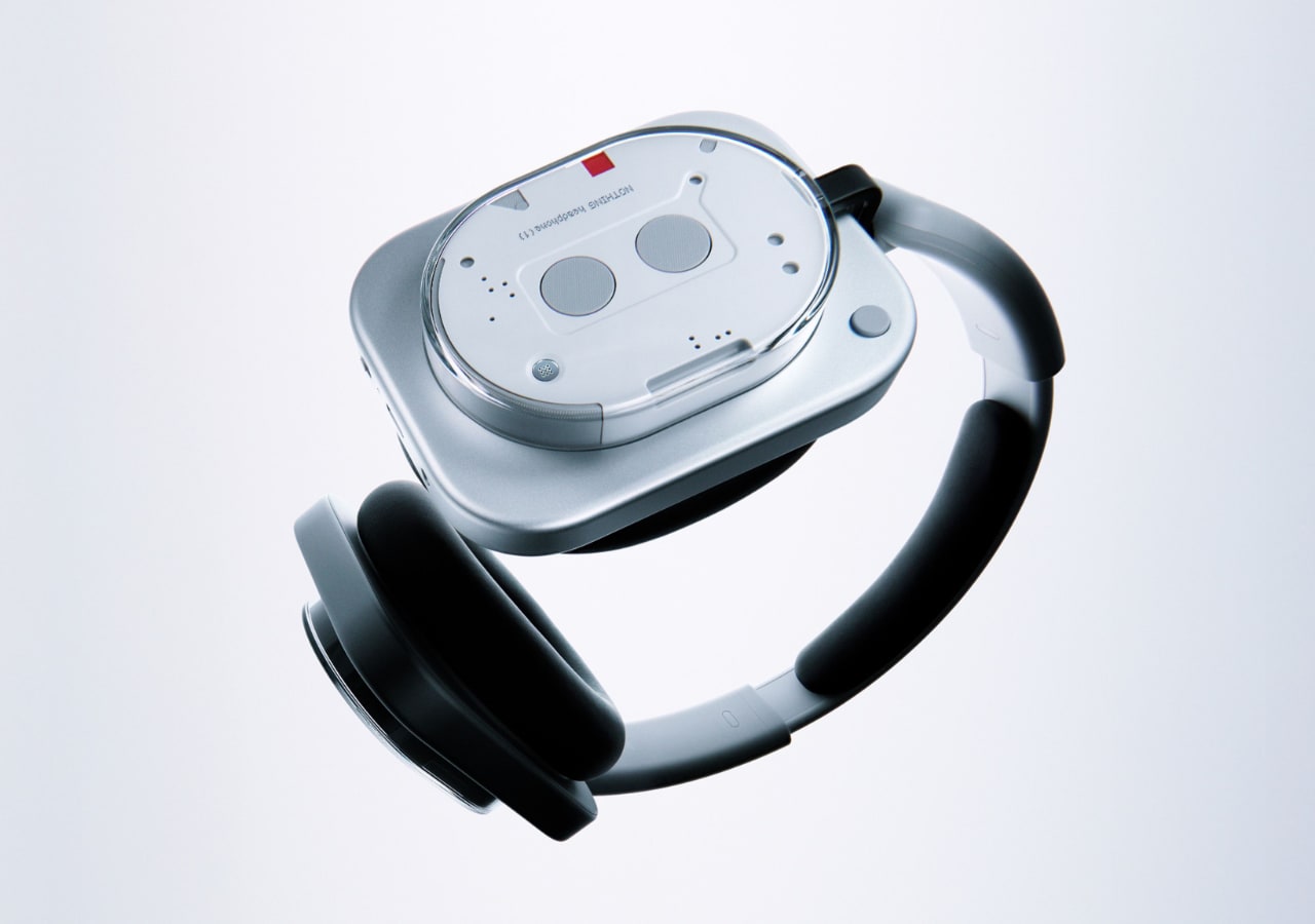Casque argenté moderne suspendu en l'air.