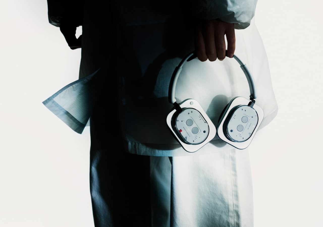 Personne tenant un casque audio design moderne.