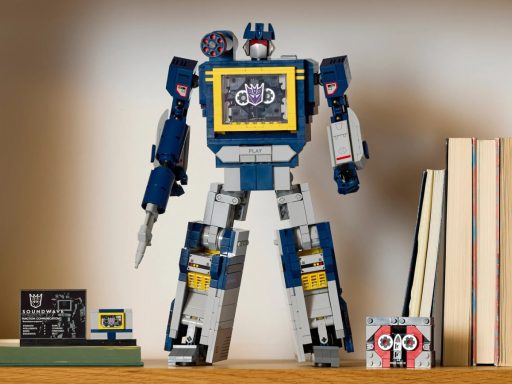 Figurine robot en briques sur étagère avec livres.