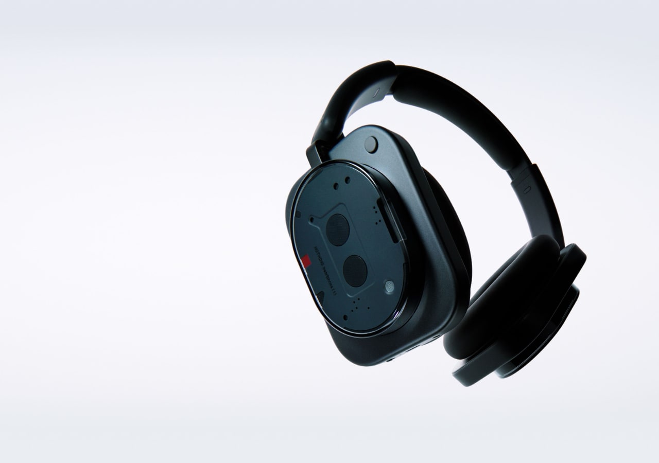 Casque audio noir moderne sur fond blanc.