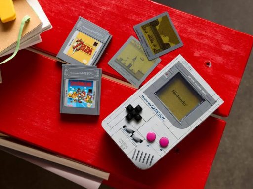 Game Boy classique avec cartouches de jeux rétro.