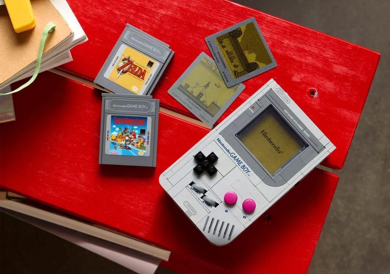 Game Boy classique avec cartouches de jeux rétro.