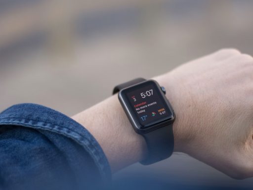 Montre connectée affichant l'heure et la température.