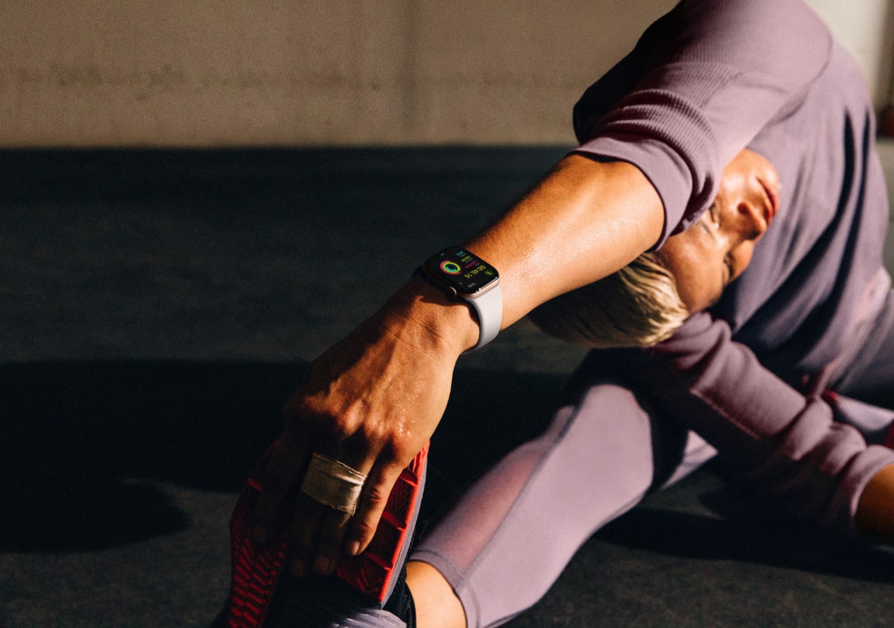 Personne s'étirant avec une montre connectée.