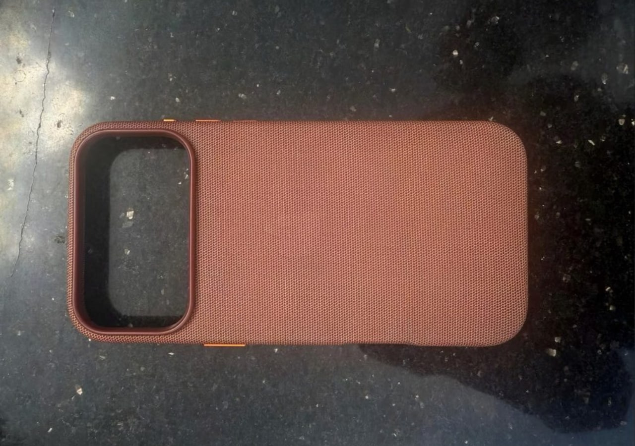 Coque de téléphone marron sur sol foncé.