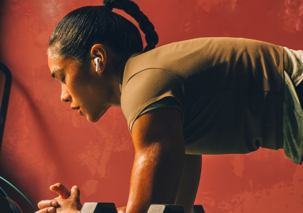 Femme faisant du sport avec des écouteurs. airpods pro 3