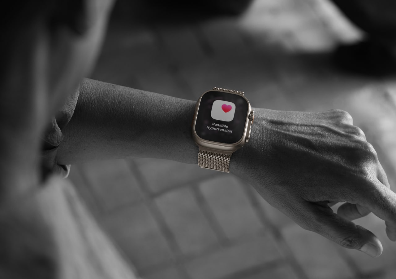 Montre affiche alerte d'hypertension possible.