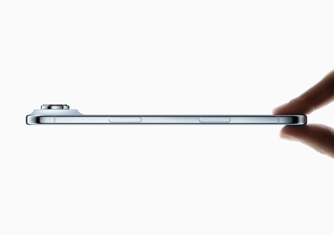 Profil latéral d'un smartphone mince et moderne.
