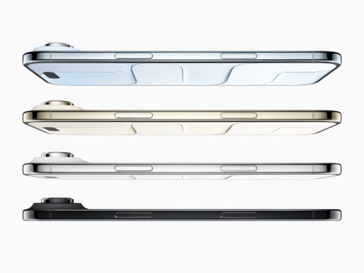 Quatre téléphones de profil, trois couleurs différentes.