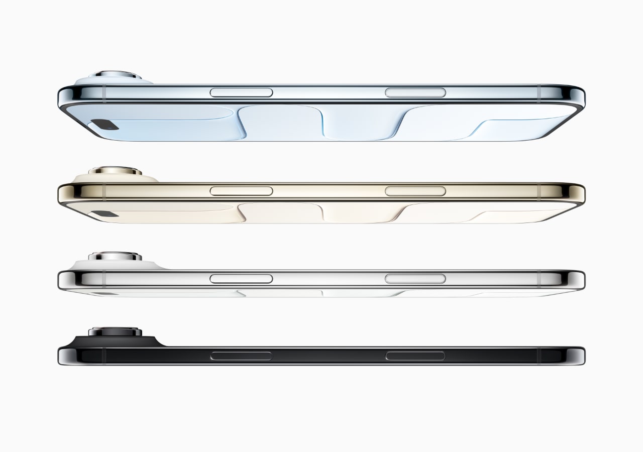 Quatre téléphones de profil, trois couleurs différentes.