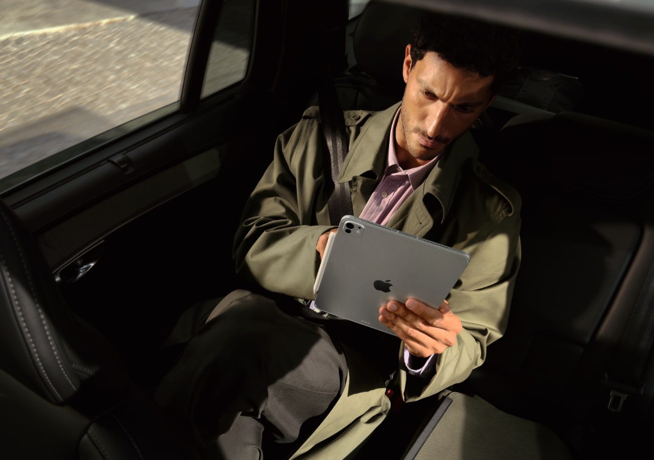 Homme utilisant une tablette dans une voiture