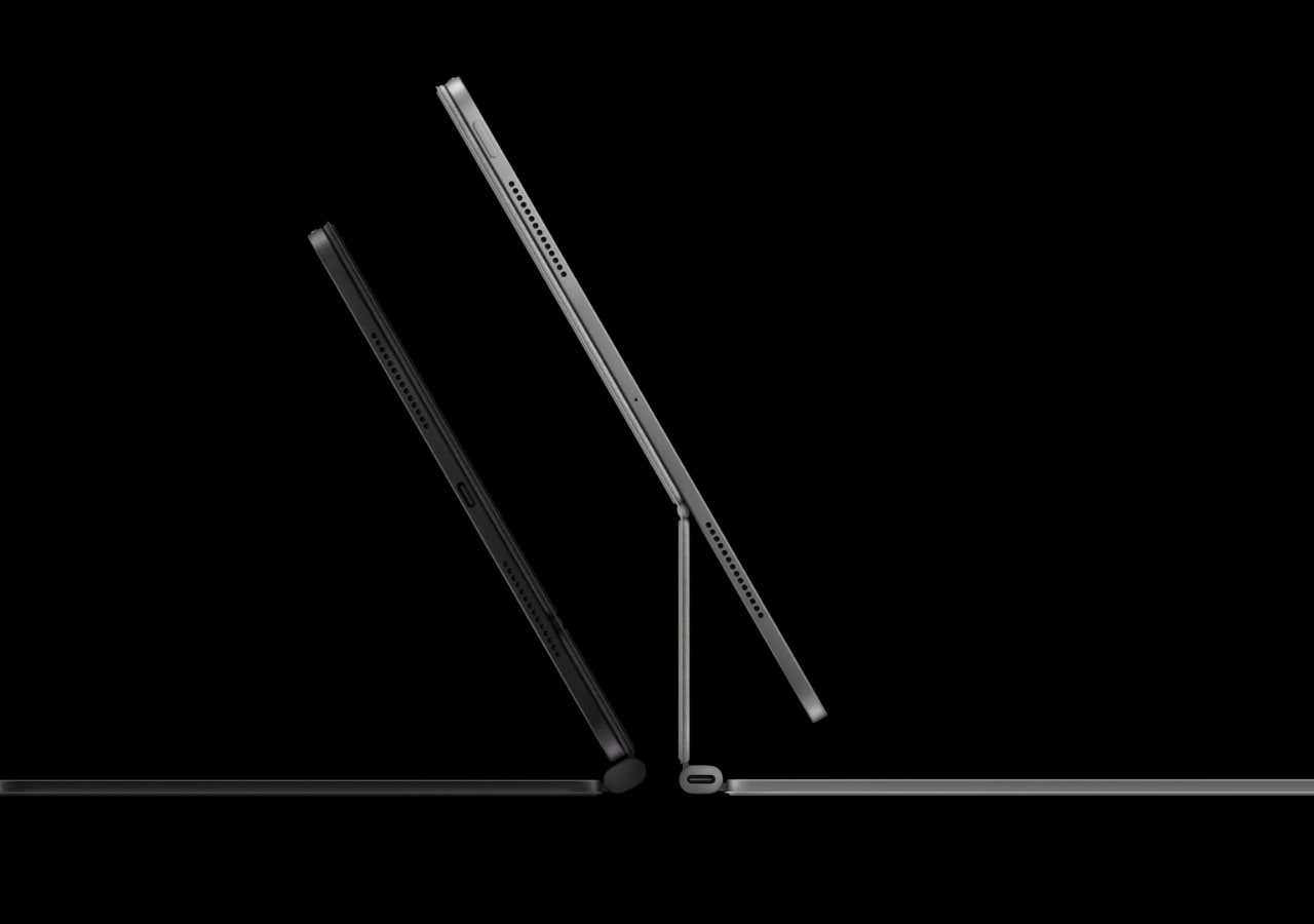 Tablettes noires et grises de profil sur fond noir.