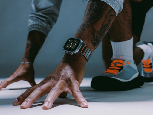 Homme prêt à courir avec montre intelligente.