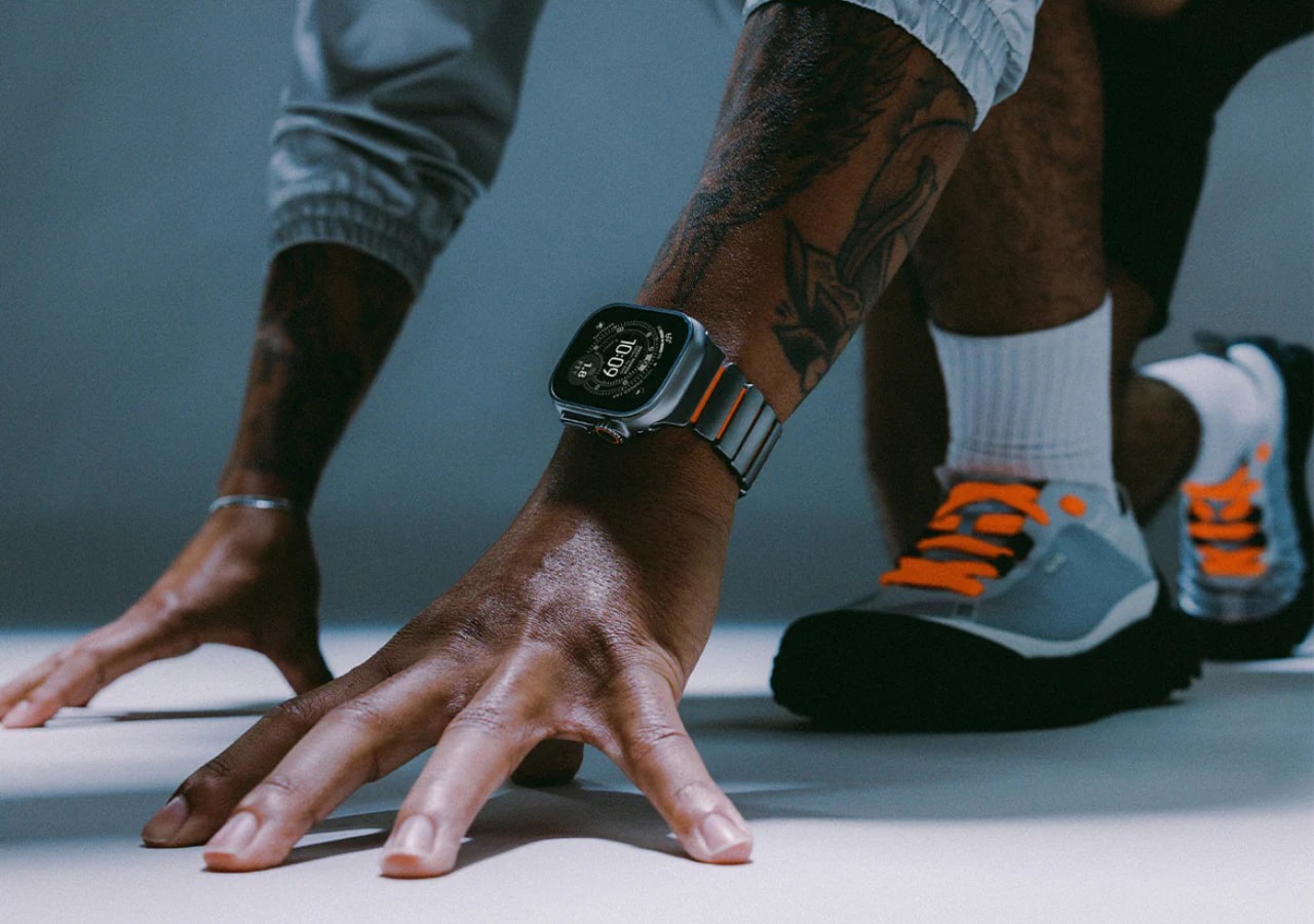 Homme prêt à courir avec montre intelligente.