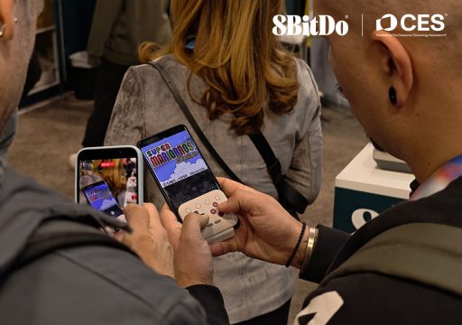 Personnes avec téléphones portables utilisant contrôleurs 8BitDo.