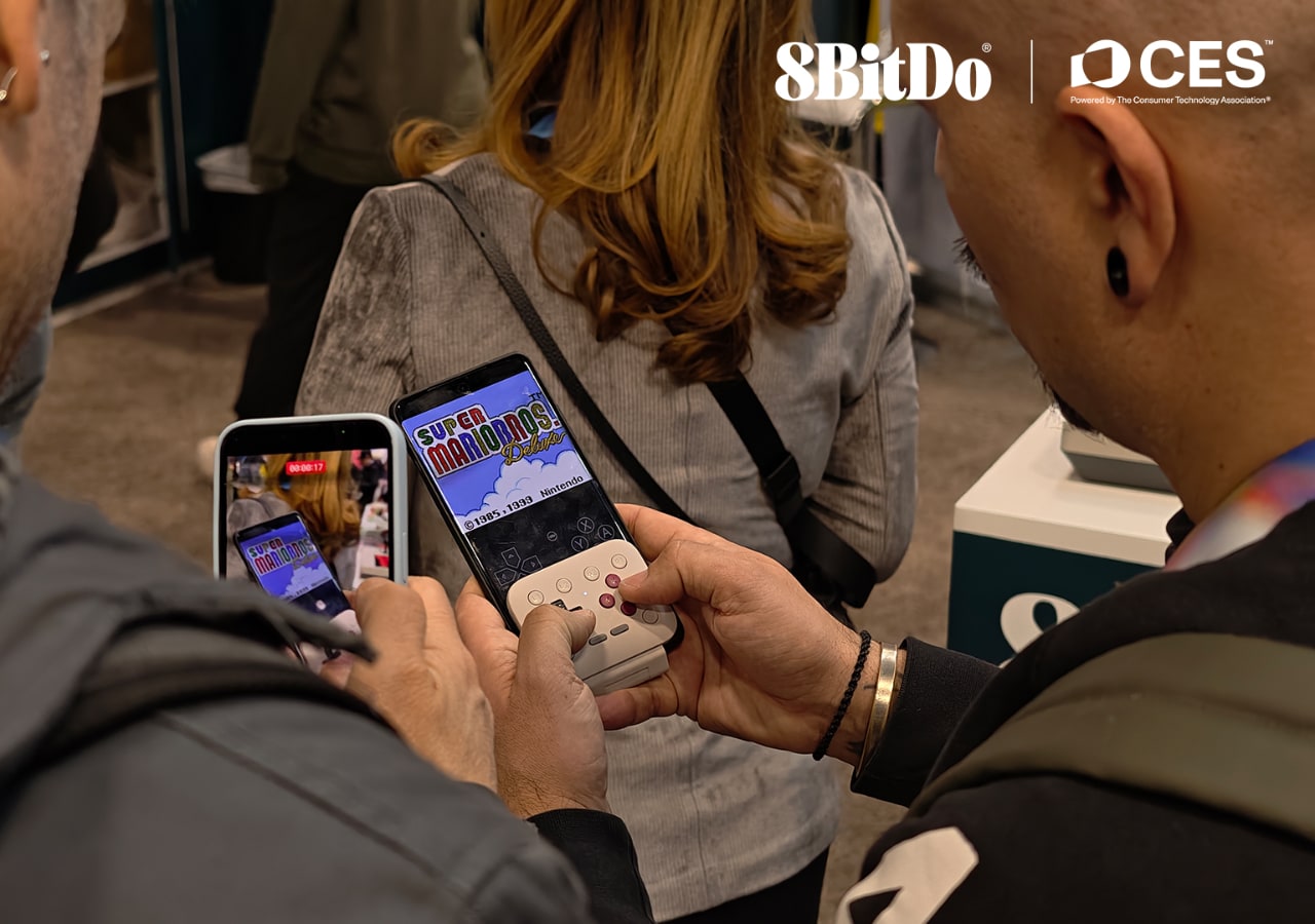 Personnes avec téléphones portables utilisant contrôleurs 8BitDo.