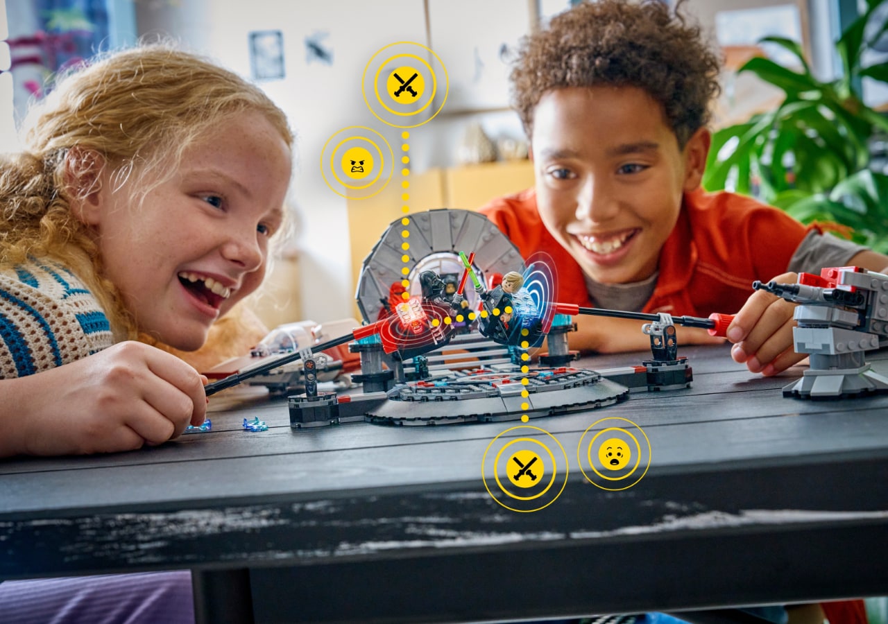 Enfants jouant avec des jouets de construction.