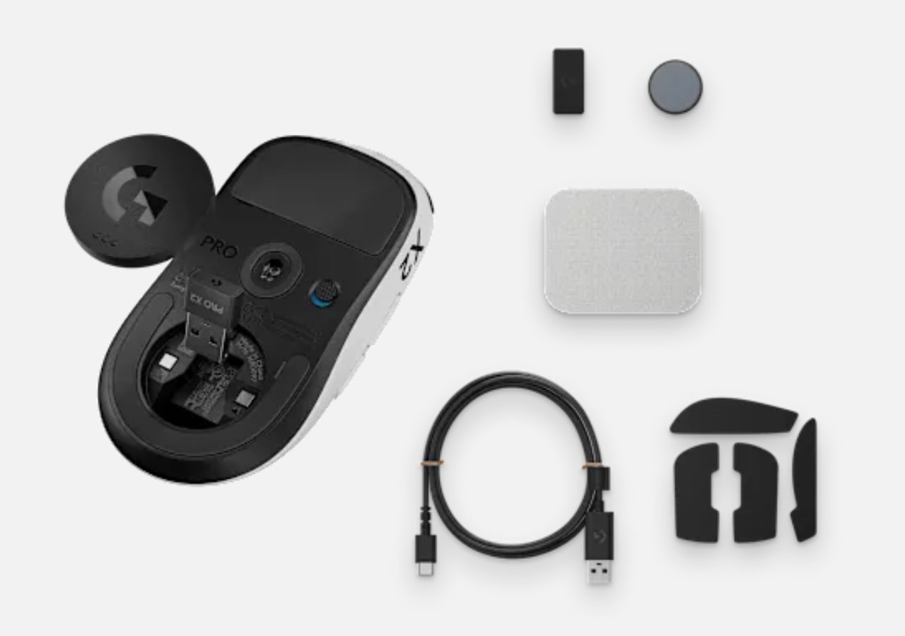 Souris et accessoires gaming démontés sur fond blanc.