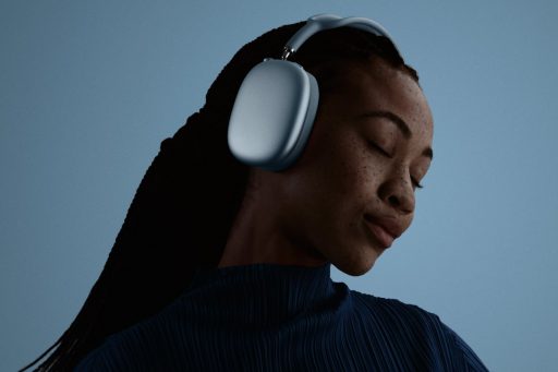 Femme écoute musique avec casque audio 1 airpods max 2 apple