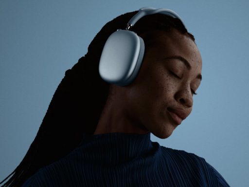 Femme écoute musique avec casque audio 1 airpods max 2 apple