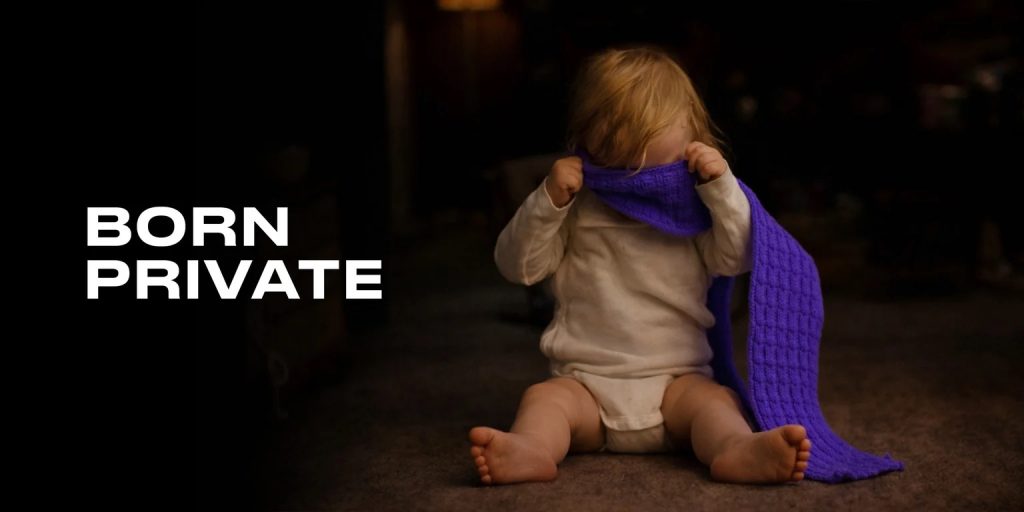 Bébé avec une couverture violette